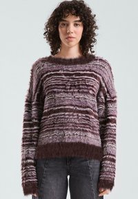 Flauschiger Pullover in lila- und brauntönen, mit horizontalen Streifen, weitem Ausschnitt und langen Ärmeln mit strukturierten Details.