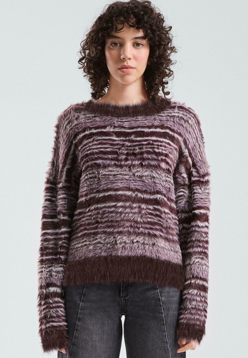 Flauschiger Pullover in lila- und brauntönen, mit horizontalen Streifen, weitem Ausschnitt und langen Ärmeln mit strukturierten Details.
