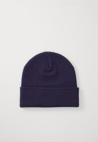 Berretto a maglia viola con una texture morbida, cima arrotondata e risvolto piegato. Presenta una lavorazione fitta per garantire calore e una vestibilità aderente.