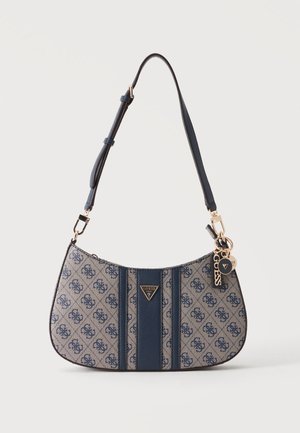 Petit sac à épaule avec bandoulière réglable bleu marine, tissu beige à motifs, rayures bleues centrales et logo Guess doré avec breloques.