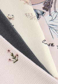 Trois échantillons de tissu : un coton côtelé rose clair avec broderie florale, un coton côtelé gris, et un coton côtelé beige avec une finition lisse.