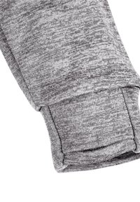 Grå strikket stof med et struktureret mønster og opslået design. Blødt og elastisk materiale med en subtil, let meleret finish.