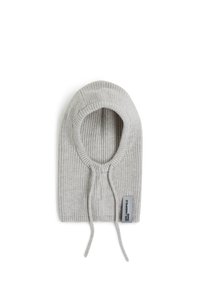 Berretto grigio lavorato a maglia con texture a coste, apertura rotonda per il viso e cordini regolabili. Presenta un'etichetta con logo su un lato.