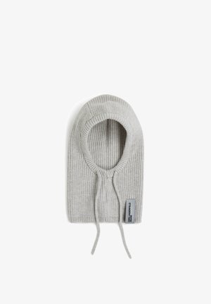 Hallidelt kudumüts, millel on soonikuline tekstuur, ümar näoava ja reguleeritavad nöörid. Ühel küljel on logo silt.