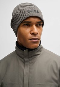 BOSS ASIC UNISEX jasnoszary