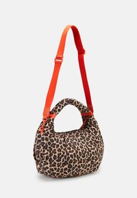 Lederimitat-Tasche mit Leopardenmuster, gepolstert, mit leuchtend orangefarbenem, verstellbarem Schulterriemen und einem Oberhandgriff, vor einem weißen Hintergrund präsentiert.