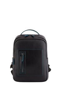 Mochila de piel negra con acentos en turquesa, que cuenta con un bolsillo frontal con cremallera, un asa superior y correas para los hombros ajustables.