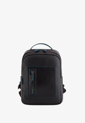 Mochila de piel negra con acentos en turquesa, que cuenta con un bolsillo frontal con cremallera, un asa superior y correas para los hombros ajustables.