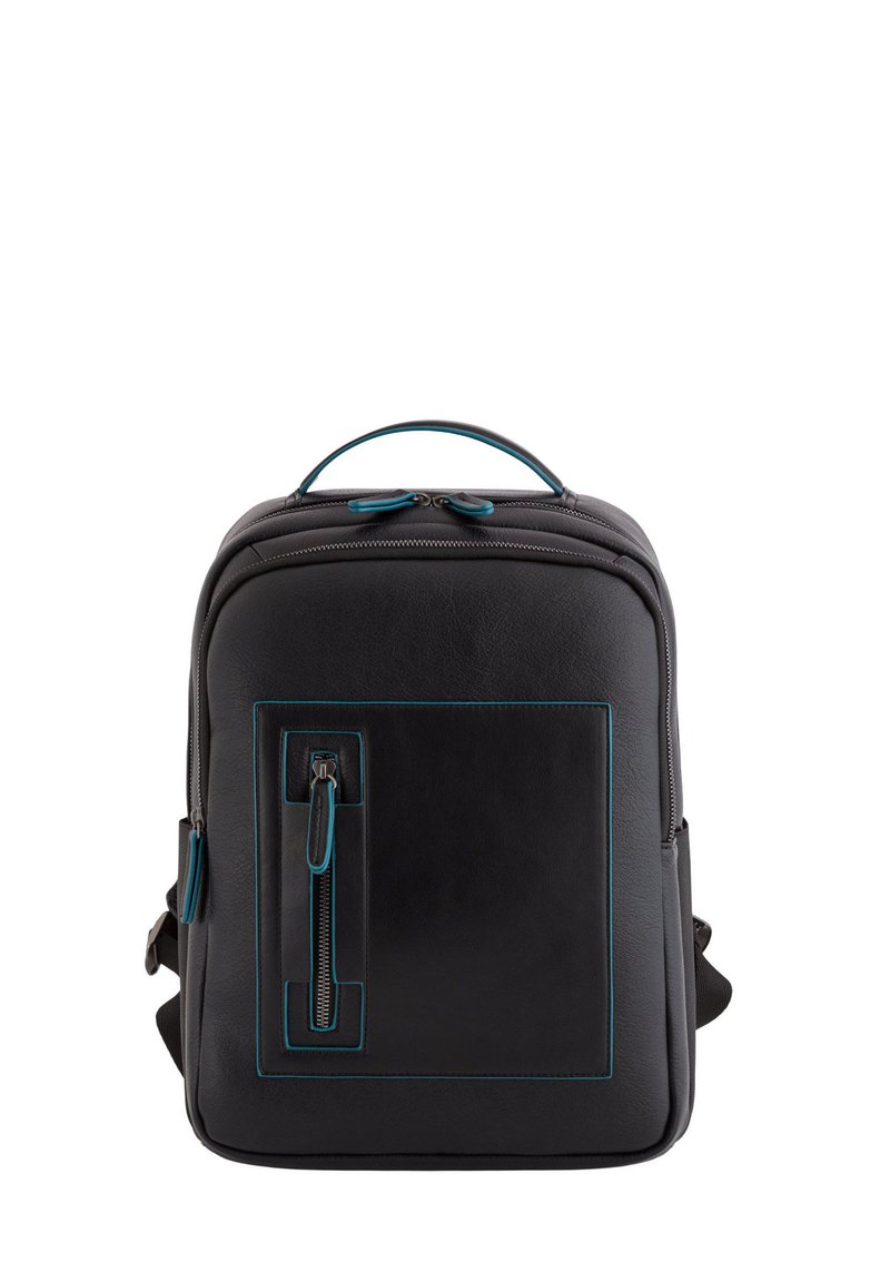 Mochila de piel negra con acentos en turquesa, que cuenta con un bolsillo frontal con cremallera, un asa superior y correas para los hombros ajustables.