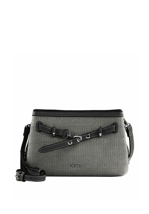 Sac à main rectangulaire tissé gris avec garniture en cuir noir, sangle réglable et sangle horizontale décorative en cuir noir avec détail de boucle en métal.