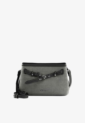 Sac à main rectangulaire tissé gris avec garniture en cuir noir, sangle réglable et sangle horizontale décorative en cuir noir avec détail de boucle en métal.