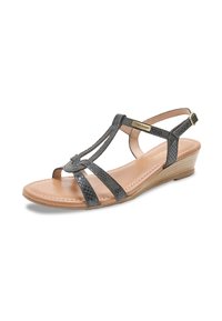 Sandalo wedge in pelle grigia con design a strappo testurizzato, dotato di soletta imbottita e fibbia regolabile alla caviglia per una vestibilità sicura.