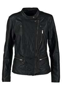 Veste en cuir noir avec un design matelassé sur les épaules, zip asymétrique, deux poches zippées et un col étroit.