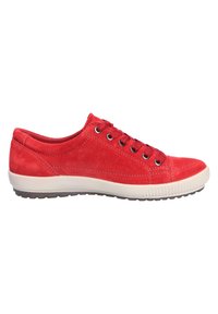 Rote Wildledersneaker mit runder Zehenpartie, flacher weißer Sohle und sechs Paar Metallösen. Ausgestattet mit tonal abgestimmter Naht und strukturiertem Seitenrand.