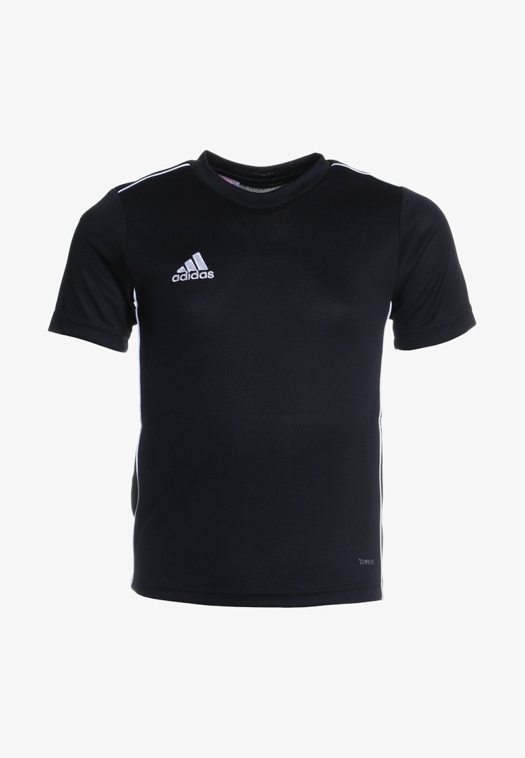 Camiseta deportiva negra de manga corta con rayas blancas en los hombros y logo en el pecho, confeccionada con tela transpirable, con escote redondo.