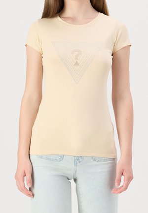 Camiseta de manga corta de color beige claro, hecha de un tejido suave, con un diseño de piedras preciosas en forma triangular y un signo de interrogación en el centro.
