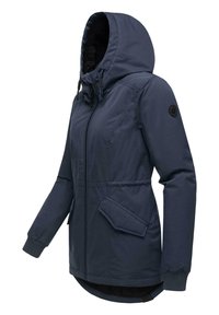 Veste isolante bleu marine avec capuche, dotée d'une fermeture éclair, de poches latérales et d'un tissu texturé. Poignets côtelés et détail avec écusson.
