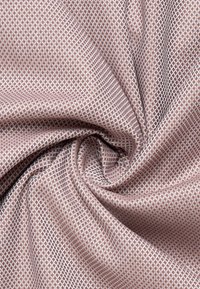 Textuurstof in een ruitpatroon, met een pastel kleurenpalet en doorweven draden. Zacht en lichtgewicht materiaal, elegant gedrapeerd.