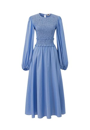 Blauwe midi-jurk met geplooide lijfje, pofmouwen, getailleerde taille en subtiele verticale strepen op een witte achtergrond.