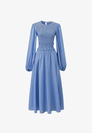 Blauwe midi-jurk met geplooide lijfje, pofmouwen, getailleerde taille en subtiele verticale strepen op een witte achtergrond.