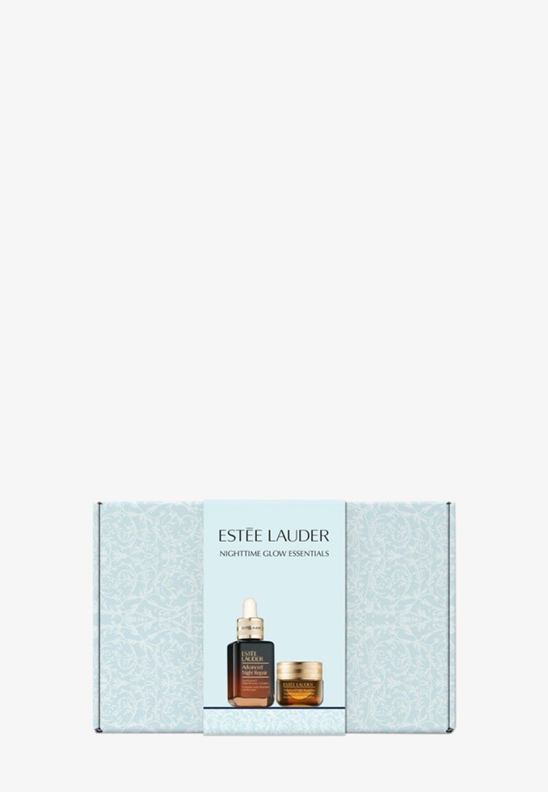 Das Estée Lauder Nighttime Glow Essentials Set in einer hellblauen Box enthält eine dunkle Serumflasche und ein mit Gold akzentuiertes Cremetiegel, beide etikettiert.