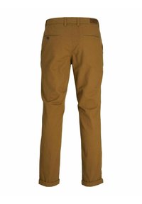 Pantalons en coton marron à coupe droite, avec deux poches arrière zippées, des ourlets retroussés et une texture subtile.