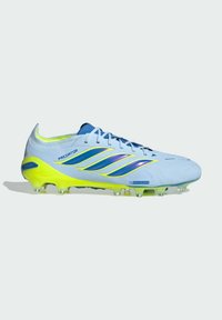 Chaussure de football bleu clair avec semelle et crampons jaune néon, présentant des bandes de marque bleues et le texte "Predator" sur le côté.