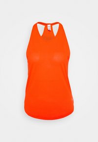 Lys orange atletisk linne med ett strukturerat mönster, racerback-design och rund nacke. Har en liten logotyp i det nedre hörnet.