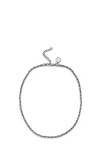 Collar de cadena retorcida de plata con un cierre seguro, que cuenta con una cadena extensible flexible y un acento redondo en el extremo.