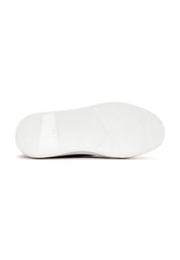 Semelle en caoutchouc blanche avec un motif texturé, bout arrondi et accents contrastants. Design épuré avec des lignes de bande de roulement visibles pour une meilleure adhérence.