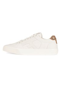 Weiße Leinenschuhe mit strukturiertem Obermaterial, runder Zehenpartie, flacher Sohle und braunem Lederakzent an der Ferse, der mit einem runden Metallelement verziert ist.