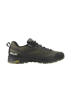 Chaussure de randonnée basse vert foncé et noire avec lacets, semelle Vibram, étiquette Gore-Tex et nom de la marque « Millet » sur le côté du talon.