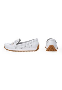 Bílé perforované slip-on boty se šedými akcenty, které mají flexibilní gumovou podrážku a texturovaný hnědý podpatek pro lepší přilnavost.