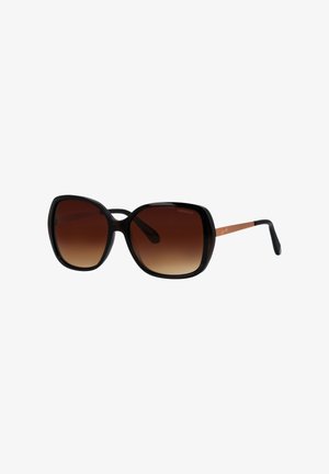 Übergroße schwarze Sonnenbrille mit braunen Verlaufsgläsern und dünnen braunen Bügeln mit schwarzen Spitzen vor weißem Hintergrund.