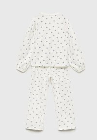 Vitt pyjamas-set med blå blommönster, bestående av en långärmad topp och lösa byxor, tillverkat av mjukt tyg med en len yta.