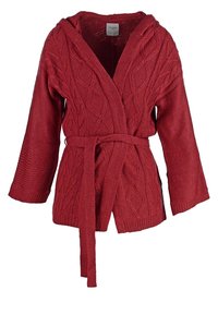 Cardigan tricoté rouge avec motifs torsadés, manches longues, devant ouvert et ceinture assortie nouée à la taille.