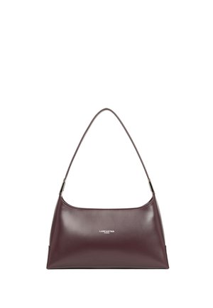 Sac à bandoulière en cuir marron foncé avec une sangle fine et un logo de marque argenté centré sur le devant.