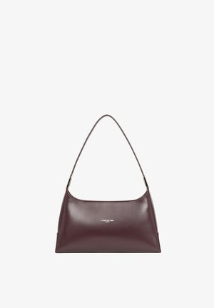 Sac à bandoulière en cuir marron foncé avec une sangle fine et un logo de marque argenté centré sur le devant.