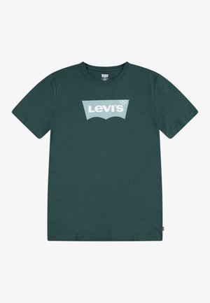 Ciemnozielona koszulka z krótkim rękawem i okrągłym dekoltem z jasnoniebieskim logo Levi's na środku klatki piersiowej.