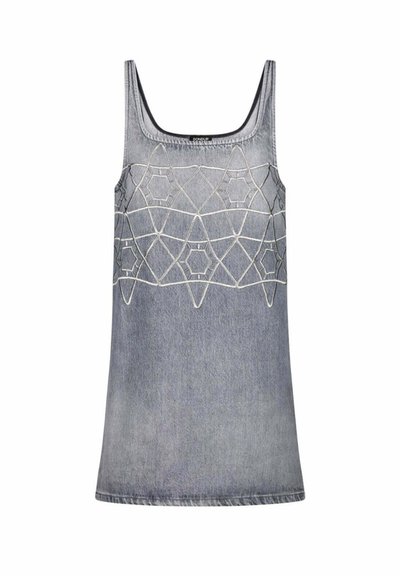 Top in denim blu chiaro con scollatura quadrata e complessa ricamo geometrico bianco sul petto. Design semplice e informale.