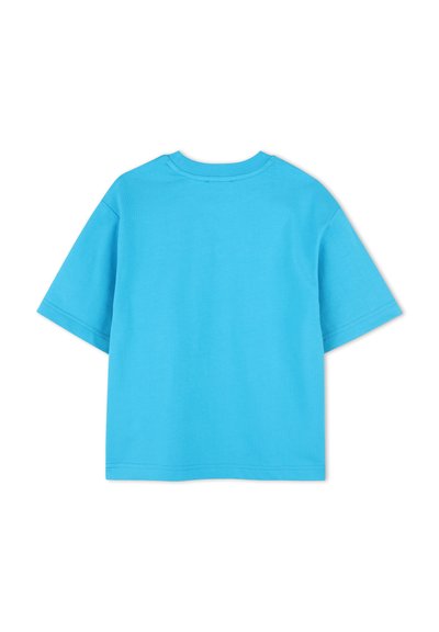 Un T-shirt à manches courtes en coton bleu vif, avec un col rond et une coupe décontractée. Aucun logo ni motif visible.