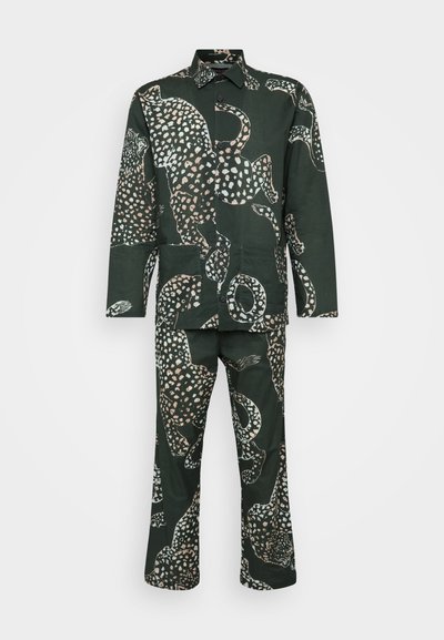 Πράσινο πουκάμισο με σχέδιο, που διαθέτει μακριά μανίκια και ταιριαστά παντελόνια, διακοσμημένα με λευκά και ροζ ζωικά μοτίβα σε σκοτεινό φόντο.