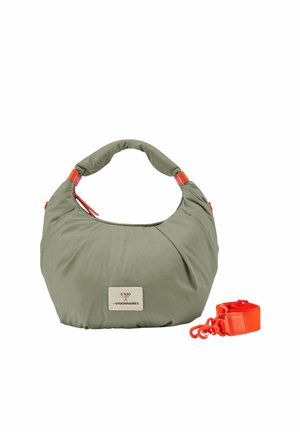 Sac hobo en vert olive doux avec accents orange, poignée rembourrée, étiquette avant, et bandoulière orange vif amovible enroulée à côté.