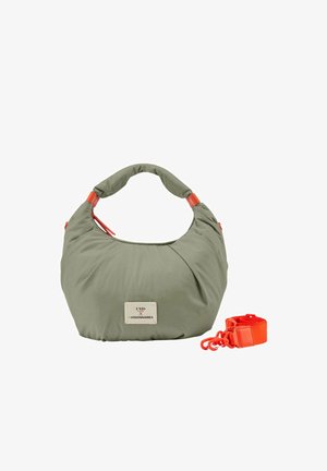 Sac hobo en vert olive doux avec accents orange, poignée rembourrée, étiquette avant, et bandoulière orange vif amovible enroulée à côté.
