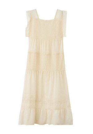 Robe sans manches couleur crème avec encolure carrée, corsage smocké, jupe à volants et larges bretelles sur fond blanc.