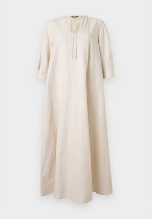 Μακρύ κρεμ φόρεμα με διακριτικές κάθετες ψιλογραμμές, μανίκια τριών τετάρτων, στρογγυλή λαιμόκοψη με δέσιμο μπροστά και χαλαρή εφαρμογή.