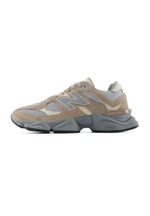Бежова и сива маратонка New Balance ABZORB, показана в профил, със панели от велур и мрежеста материя, голямо лого и дебела скулптурирана подметка.