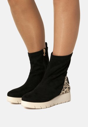Stivaletti con plateau - black