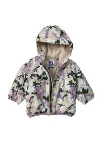 Giacca a vento imbottita con cappuccio in stampa camouflage nei colori verde, viola e beige. Presenta un rivestimento in pile e polsini elasticizzati per garantire calore.