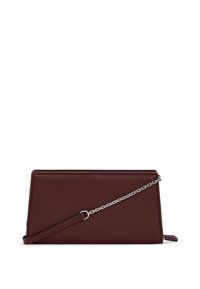 Bordo clutch od umjetne kože sa strukturiranim pravokutnim oblikom, s metalnim srebrnim lancem kao remenom i glatkom teksturom.